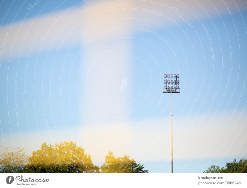 Flutlicht im Fußballstadion Fußballplatz Stadion Blauer Himmel Tor Tornetz Sport Außenaufnahme Sportveranstaltung Spielen Menschenleer Geisterspiele Fußballtor