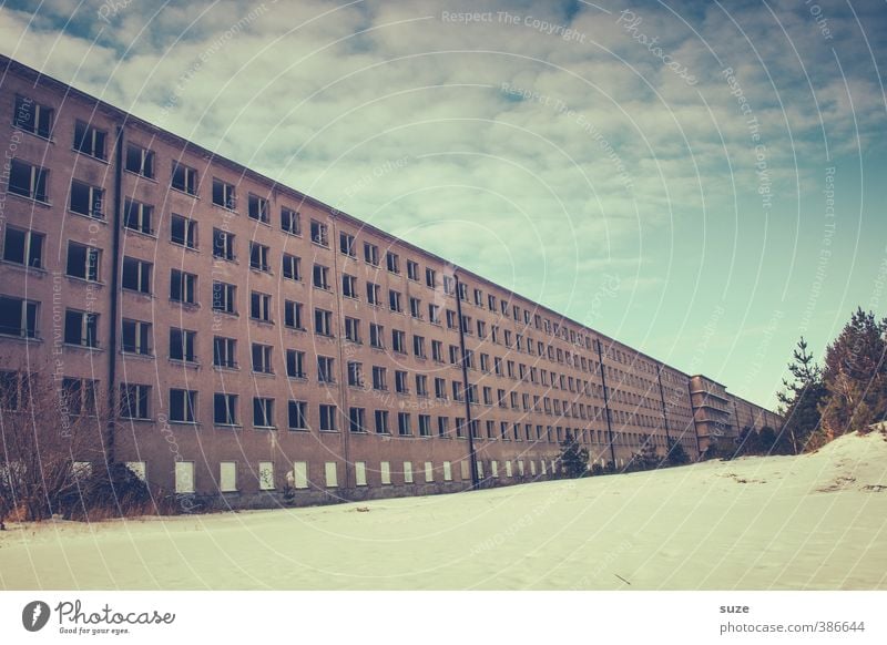 Die Flucht Winter Ostsee Ruine Bauwerk Gebäude Architektur Fassade Fenster Sehenswürdigkeit Denkmal alt bedrohlich Unendlichkeit historisch kalt trist