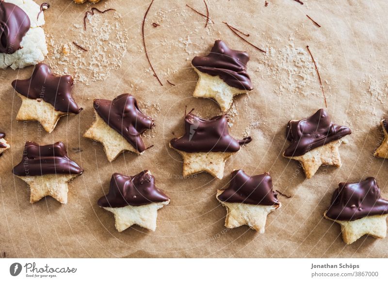 gebackene Weihnachtsplätzchen mit Schokoglasur hell Christentum Weihnachten Weihnachten & Advent Dekoration & Verzierung Glaube heimwärts Hoffnung Wärme x-mas