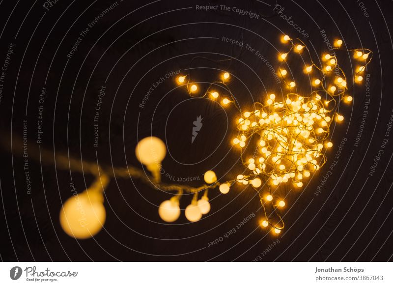 Leuchtende Lichtkette auf dunklem Hintergrund Bokeh hell Christentum Weihnachten Weihnachten & Advent Dekoration & Verzierung Glaube heimwärts Hoffnung Wärme