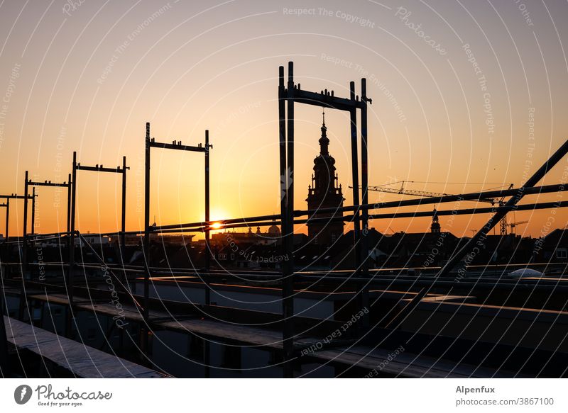 Kunst am Bau | im Rahmen Gerüstbauer Kirche Sonnenuntergang Außenaufnahme Fassade Baustelle Baugerüst Gebäude Menschenleer Farbfoto Dämmerung Himmel Renovieren