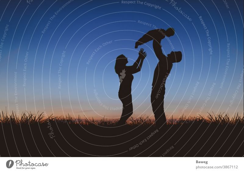 Silhouette einer Familie bei Sonnenuntergang Silhouetten Auszeit Baum Sonnenaufgang Frau Mann Kind Paar Beziehung Draussen Ehe Entspannung Freizeit Freude