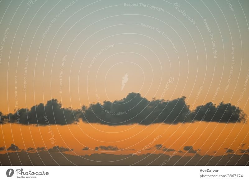 Massive Wolken über dem Horizont während eines farbenprächtigen Sonnenuntergangs mit Kopierraum Morgendämmerung Sonnenaufgang friedlich Abenddämmerung Meer