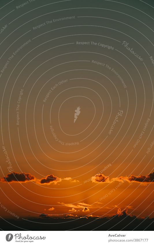 Massive Wolken über dem Horizont während eines farbenprächtigen Sonnenuntergangs mit Kopierraum Morgendämmerung Sonnenaufgang friedlich Abenddämmerung Meer