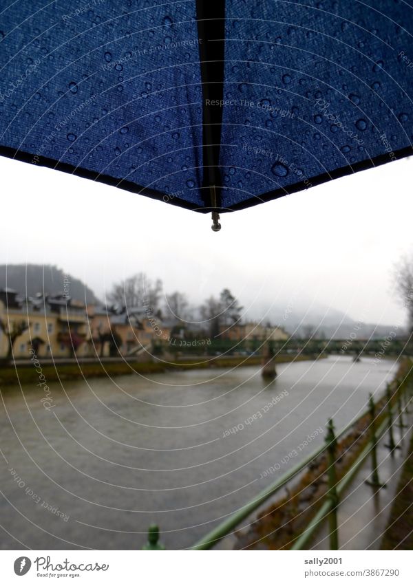 Winter am Fluss... Bad Ischl Traun Flussufer Regen Regenschirm Nebel schlechtes Wetter Herbst Österreich trist nass trüb ruhig Einsamkeit kalt dunkel Haus