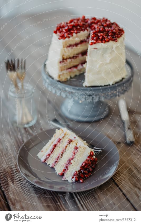 Torte mit Granatapfel, Tortenstück Schwache Tiefenschärfe lecker süß naschen Kalorie Kuchen Kuchenstück backen Konditorei Tortenplatte