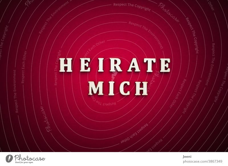 Heirate mich Heiratsantrag heiraten Hochzeit Liebe Ehe Liebespaar Romantik Gefühle Paar Partnerschaft save the date Verlobung rot Text Buchstaben Valentinstag