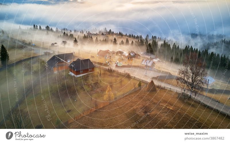 Alpendorf. Ländliche Landschaft im Herbst. Kalter Novembermorgen. Morgennebel im Bergtal. Berge u. Gebirge Nebel Natur Baum Wald reisen im Freien Saison