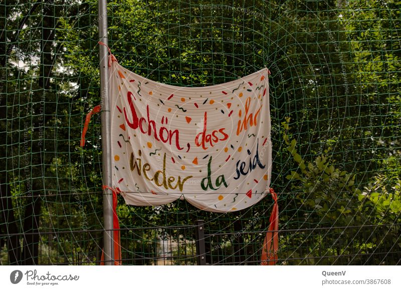 Banner in einer Schule nach dem COVID Lockdown covid-19 Rückkehr zur Schule Kindergarten Quarantäne Quarantänezeit Pandemie Coronavirus Prävention