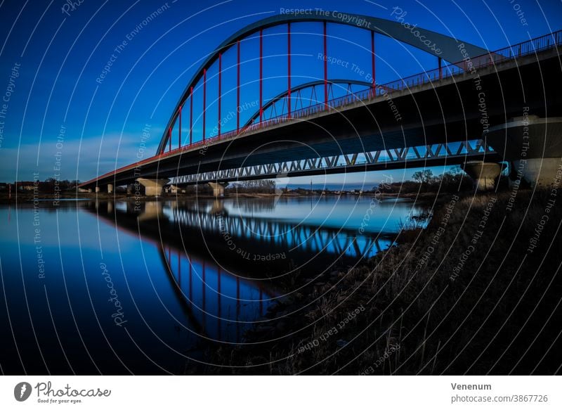 Langzeitbelichtung , Brücke über die Elbe in Lutherstadt-Wittenberg Stahl Eisenbrücke Bogenbrücke Hochstraße Straße Fluss Flüsse Wasser Deutschland farbig