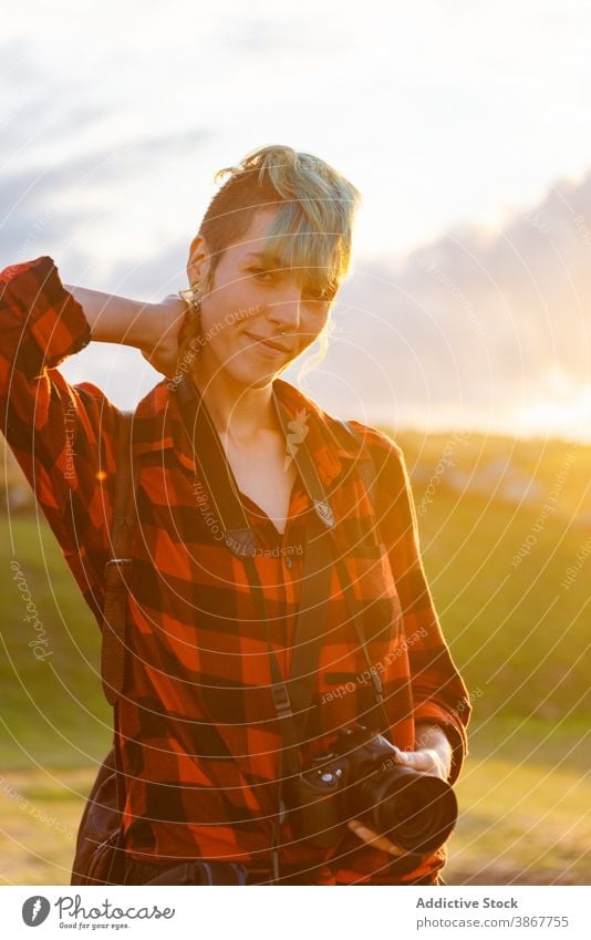 Fotograf auf Hügel bei Sonnenuntergang reisen Frau Reisender Fotoapparat erkunden Abenteuer androgyn alternativ Geschlecht professionell Natur Fotokamera Gegend