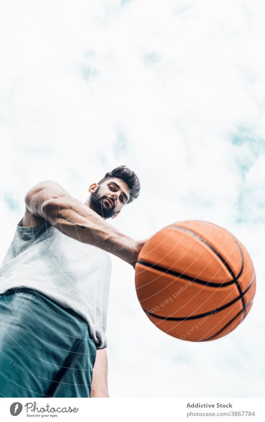 Junger Mann spielt Basketball auf der Straße Ball spielen Spieler Streetball Sport üben männlich Aktivität Training Hobby Lifestyle Sportler Übung Erholung