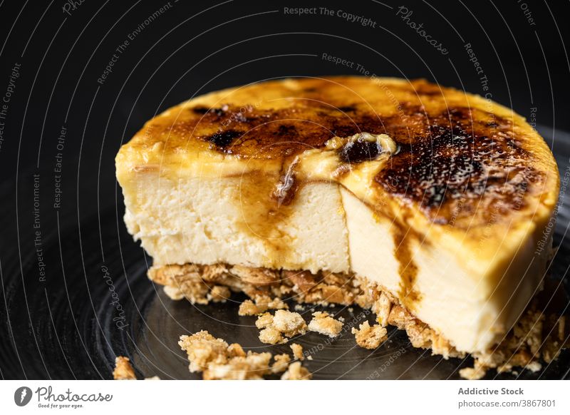 Süßer Käsekuchen mit Crème brûlée Dessert süß Leckerbissen Creme brulee Zucker Karamell Brandwunde Bäckerei Teller lecker dienen frisch Portion Ernährung