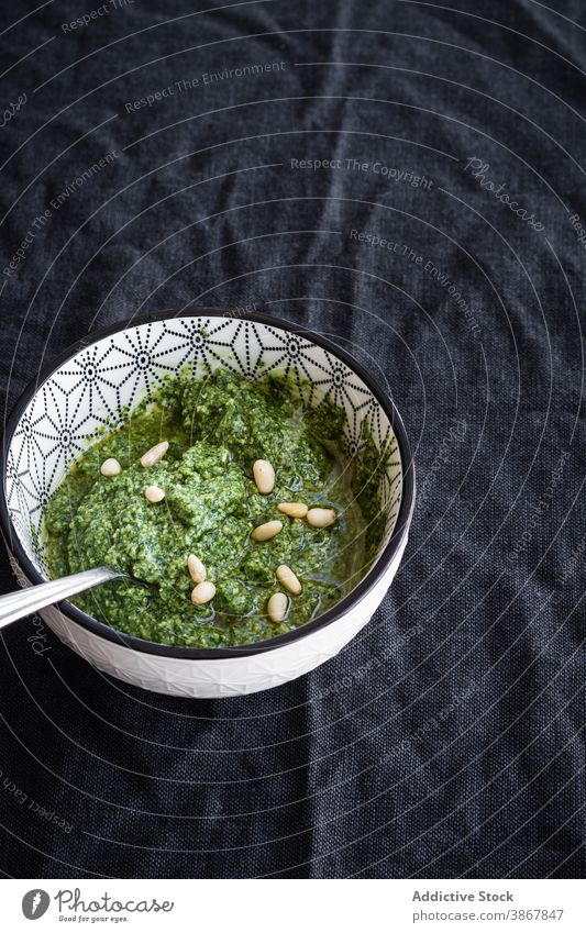 Schüssel mit Pesto-Sauce auf schwarzem Hintergrund Saucen Schalen & Schüsseln grün frisch Nut aromatisch Lebensmittel Kraut natürlich Kiefer lecker mediterran