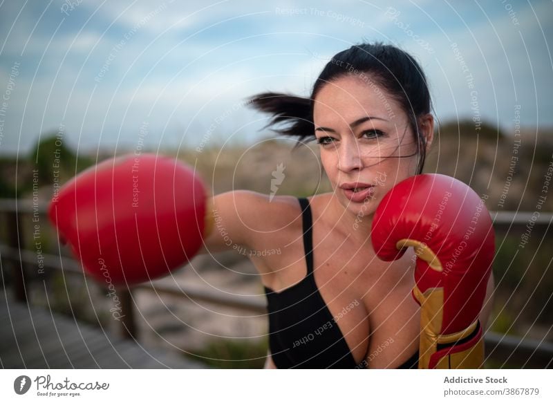 Fit Frau Boxen während des Trainings auf der Böschung Boxer Übung Handschuh Fausthandschuh Sport Athlet Boxsport Sportlerin aktiv Kraft Stärke Aktivität passen