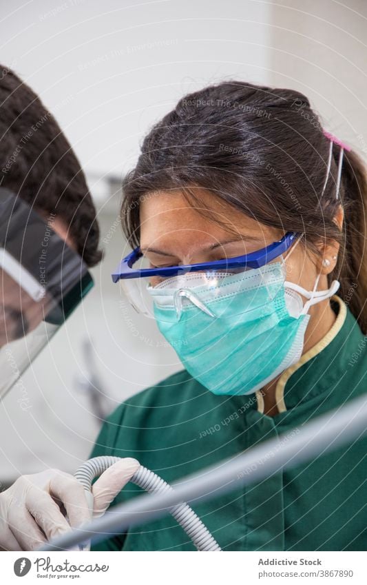 Ärzte und Patient in der Zahnstation dental Operation geduldig Zahnarzt mündlich Leckerbissen Klinik Stomatologie Zahnmedizin Operationssaal arbeiten