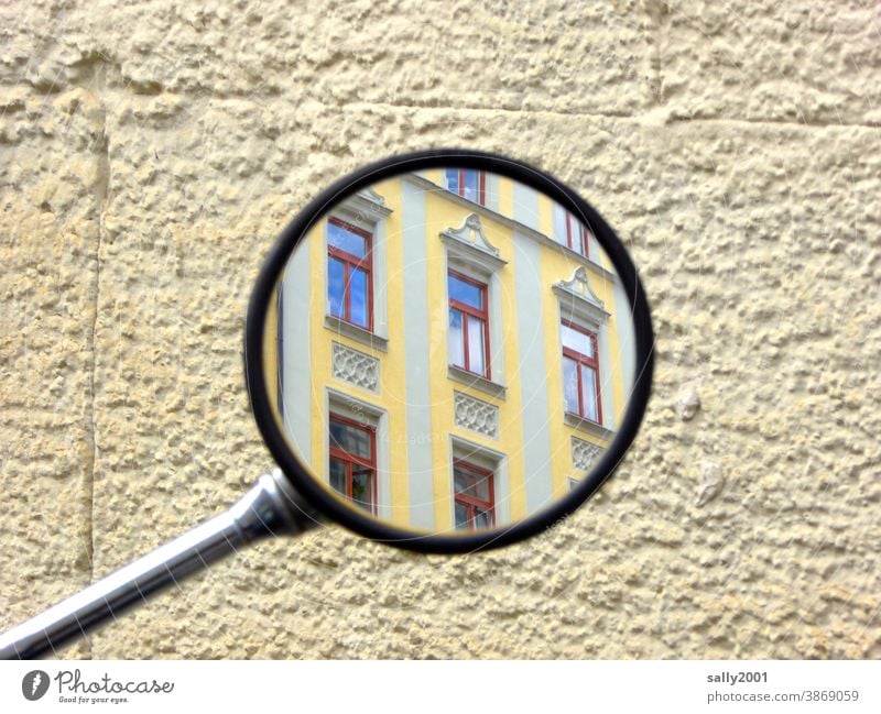 rückblickend... Spiegel Rückspiegel Haus Gebäude Fassade gelb Rückblick beobachten Hauswand Fenster rund bunt Mofa Architektur Wand Außenaufnahme Mauer Stadt