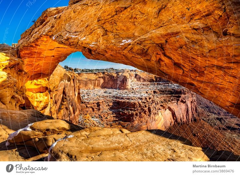 Golden leuchtender Mesa-Bogen an einem sonnigen Wintertag im Arches-Nationalpark, Utah USA mesa Mesa Arch Wahrzeichen Park national glühend orange Erosion