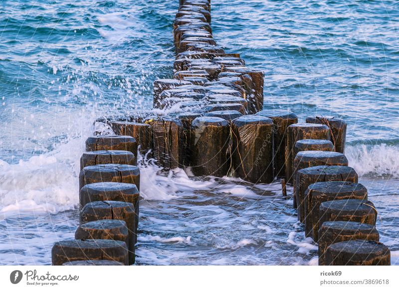 Buhnen an der Küste der Ostsee an einem stürmischen Tag Strand Wellen Wustrow Fischland-Darß Ostseeküste Meer Mecklenburg-Vorpommern Deutschland Natur