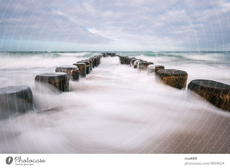 Buhnen an der Küste der Ostsee an einem stürmischen Tag Strand Wellen Ahrenshoop Fischland-Darß Ostseeküste Meer Mecklenburg-Vorpommern Deutschland Himmel