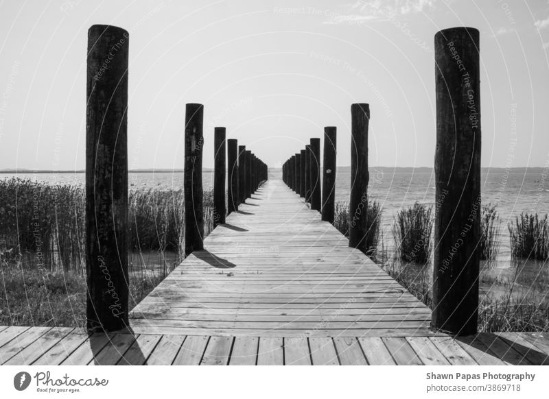 Pier Meer Wasser Landschaft Natur schwarz auf weiß