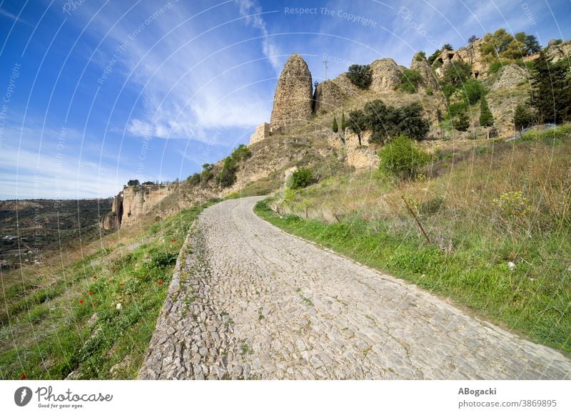 Gepflasterte Landstraße auf dem Land in Andalusien, Spanien Andalusia Landschaft Felsen Ronda Berge u. Gebirge steil Berghang ländlich Natur im Freien Europa