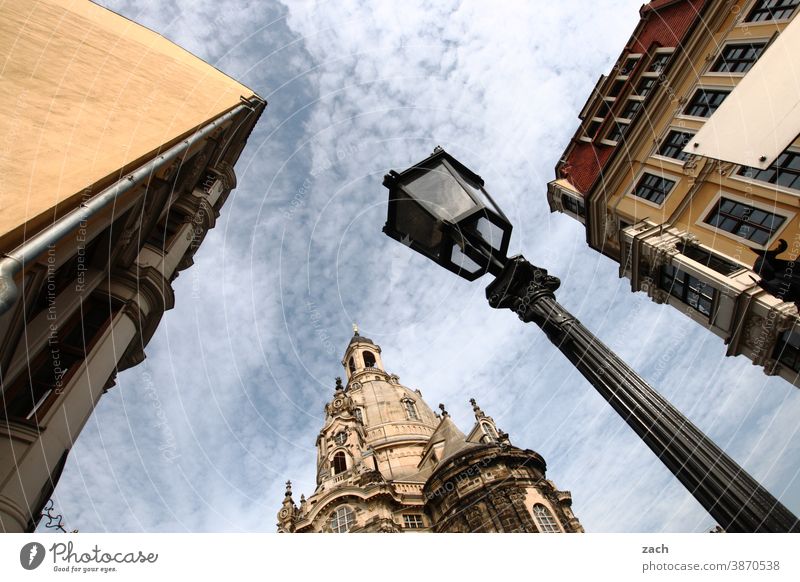 Kirche von unten Dresden Dresden Frauenkirche Sachsen Wahrzeichen historisch Altstadt Gebäude Haus Laterne Fassade Sehenswürdigkeit Stadtzentrum Tourismus