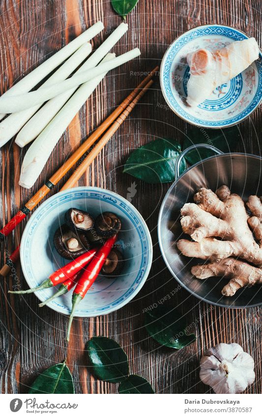 Tom Yum Suppenprodukte frisch Gesundheit Hintergrund Lebensmittel Würzig Thai Küche asiatisch Zitronengras grün Kraut Essen zubereiten Thailand tom schick sauer