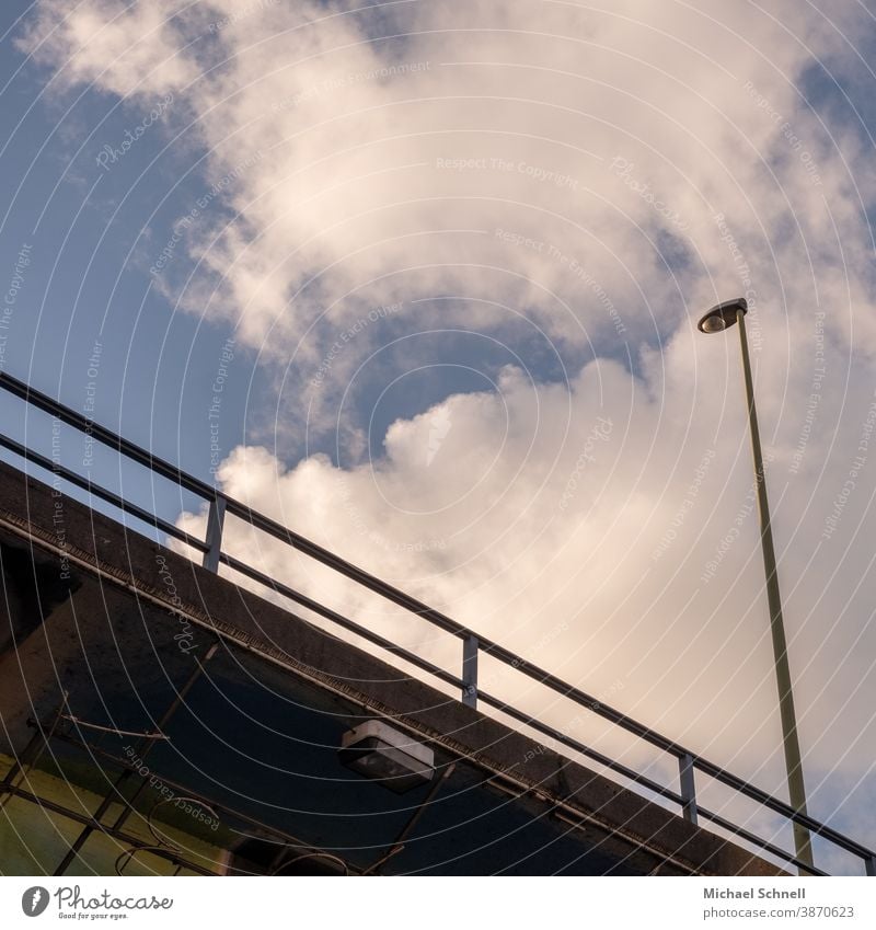 Laterne auf einer Brücke Laternen Himmel Straßenbeleuchtung Licht blau Verkehrswege Beleuchtung Wege & Pfade Farbfoto Straßenverkehr