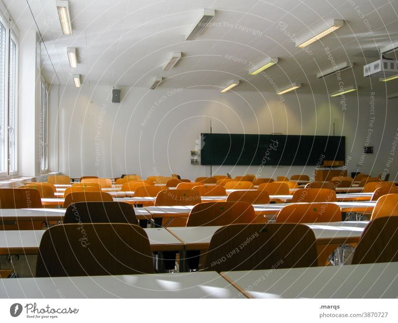 Leeres Klassenzimmer Schule Klassenraum klassenzimmer stühle Tafel Bildung Schulunterricht leer lernen studieren Studium Universität Lehre Licht Schatten