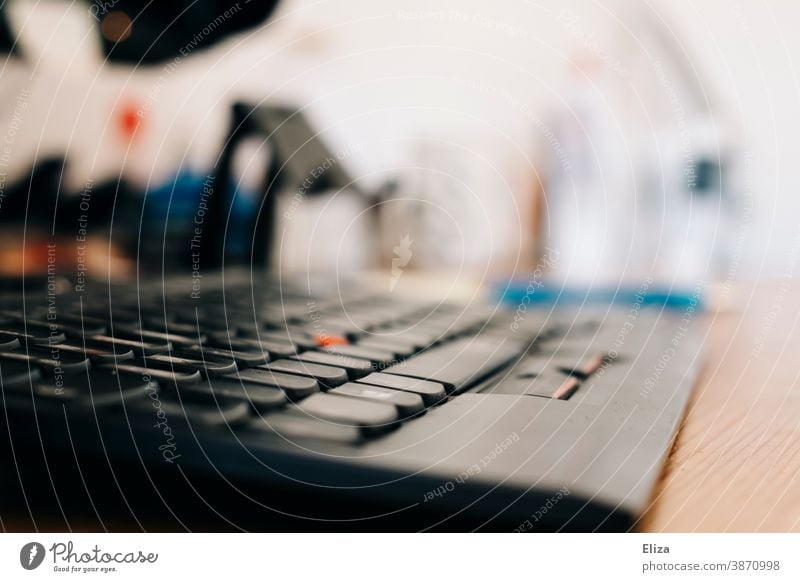 Nahaufnahme einer Computer-Tastatur an einem Arbeitsplatz im Büro Home Office schwarz Schreibtisch Technik & Technologie