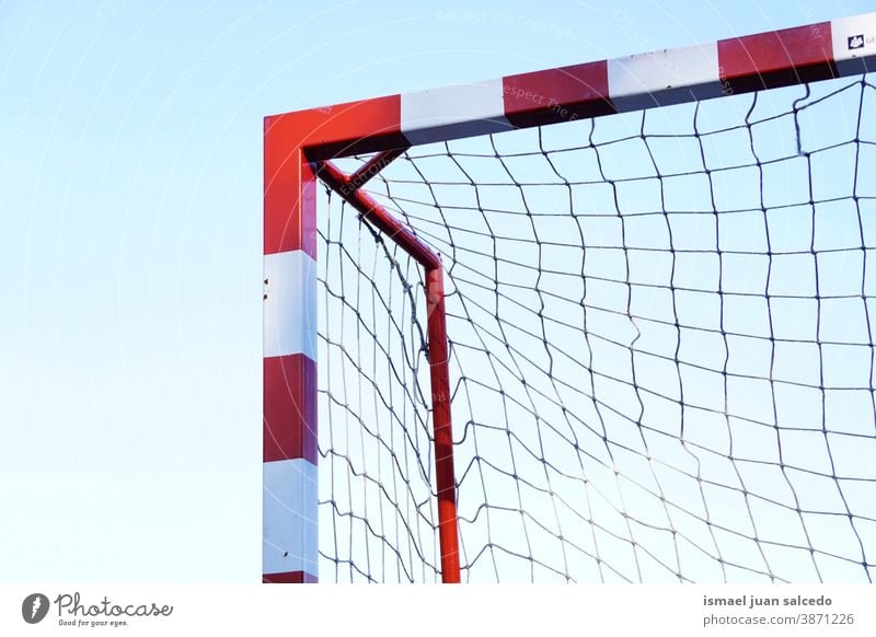 Sportgeräte für Straßenfußball-Tore Fußballtor Seil Netz Feld Fußballfeld Gerät spielen Spielen Verlassen alt Park Spielplatz im Freien gebrochen Hintergrund