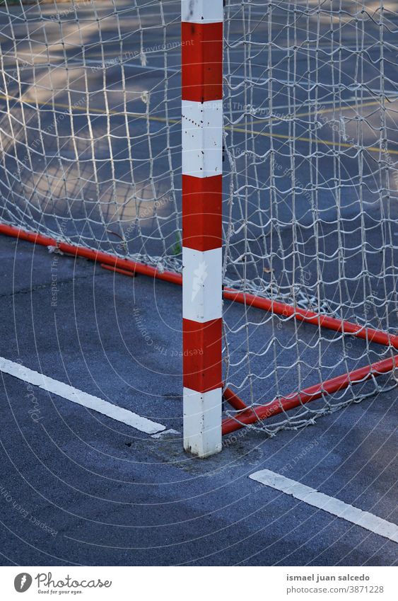 Fußball-Straßentor-Sportgeräte Fußballtor Tor Seil Netz Straßenfußball Feld Fußballfeld Gerät spielen Spielen Verlassen alt Park Spielplatz im Freien gebrochen