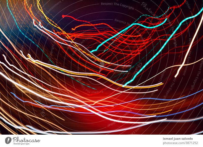 mehrfarbige Weihnachtsbeleuchtung bei Nacht Lichter Straßenlaternen Bewegung Linien Farben farbenfroh Bokeh hell glänzend Unschärfe verschwommen defokussiert