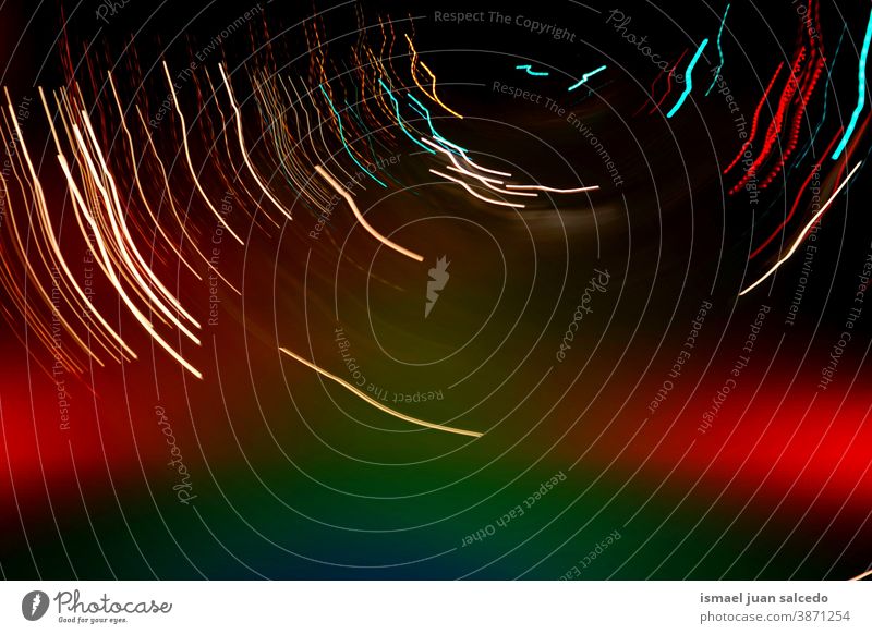 mehrfarbige Straßenbeleuchtung verschwimmt nachts Lichter Straßenlaternen Bewegung Geschwindigkeit Linien Nacht Farben farbenfroh Bokeh hell glänzend Unschärfe