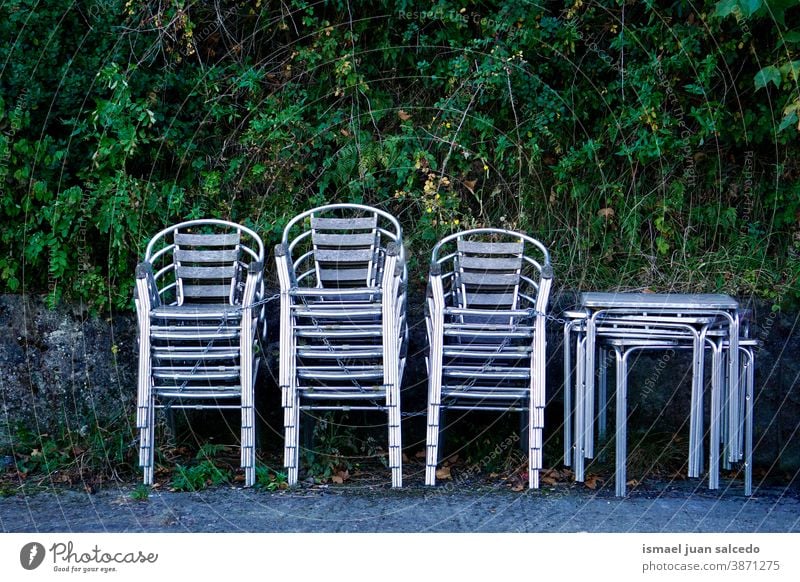 Metallstühle auf der Straße Stühle Stuhl metallisch Straßenfotografie Sitzgelegenheit leer Stuhlreihe Bestuhlung Platz sitzen Farbfoto Möbel Tische