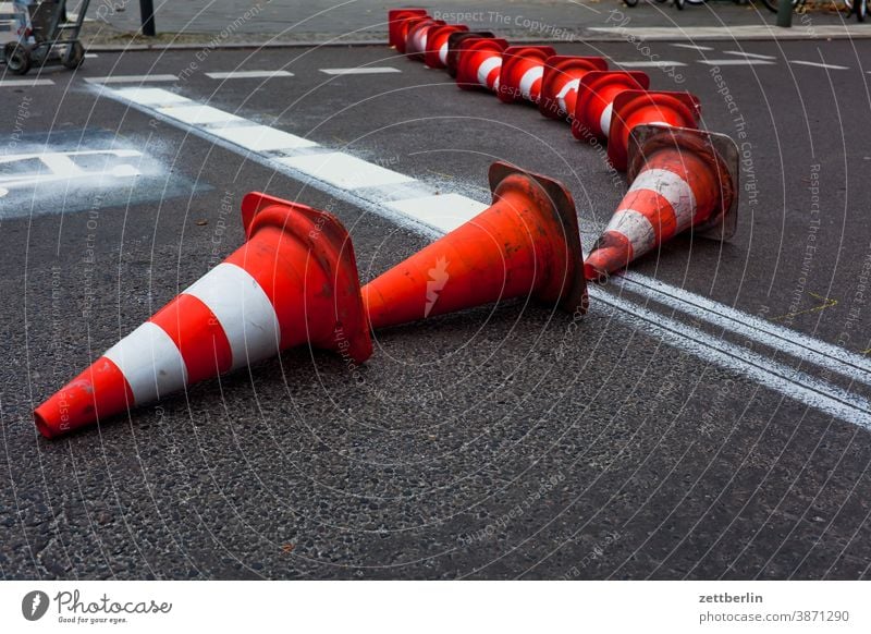 Einrichtung eines neuen Fahrradweges abbiegen asphalt beschriftung ecke fahrbahnmarkierung fahrrad fahrradweg hinweis hütchen kante kegel kurve linie links navi