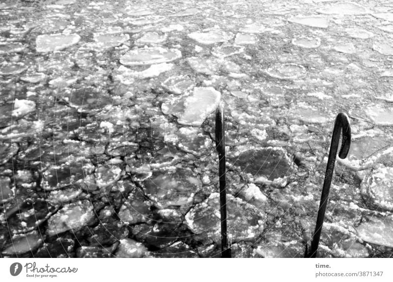 Eissuppe mit Stückchen wasser eisschollen einstiegshilfe handlauf geländer elbe hamburg hafen nass stimmung maritim eistreiben kalt schwimmen schnee bruchstücke