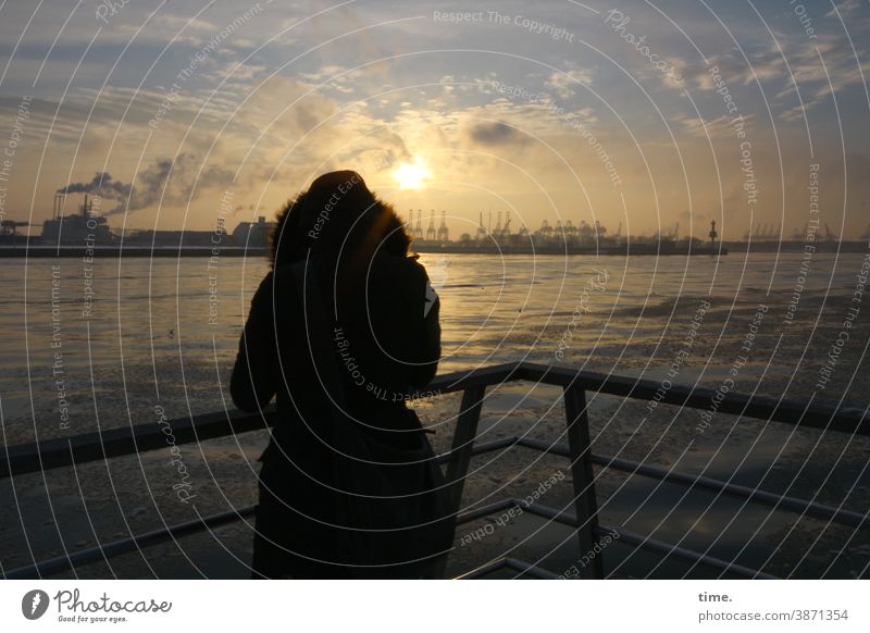 Winterabend am Hafen wasser eisschollen geländer elbe hamburg hafen nass stimmung maritim eistreiben kalt schwimmen skyline frau mantel rückansicht rauch wolken