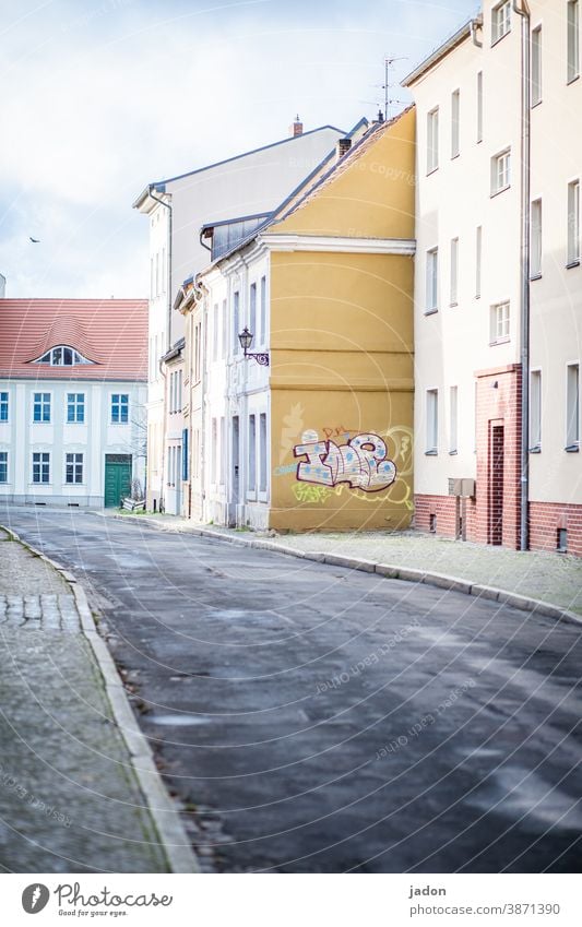 empty streets (32). Straße Häuserzeile Außenaufnahme Gebäude Menschenleer Fassade Fenster Haus Architektur Stadt Tag Wand Farbfoto Häusliches Leben Graffiti