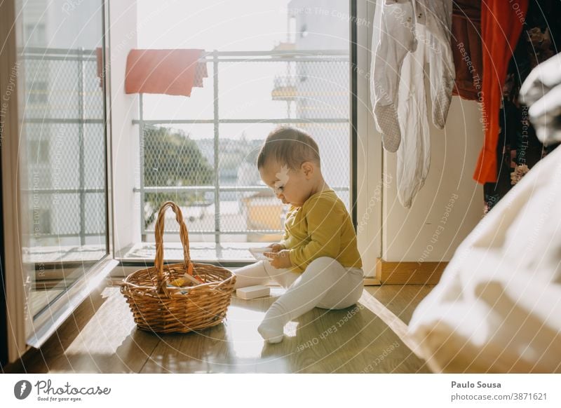 Kleinkind spielt zu Hause Kind Kindheit 0-12 Monate Farbfoto Baby niedlich klein Familie & Verwandtschaft Innenaufnahme Mensch Tag Kaukasier Fröhlichkeit Blick