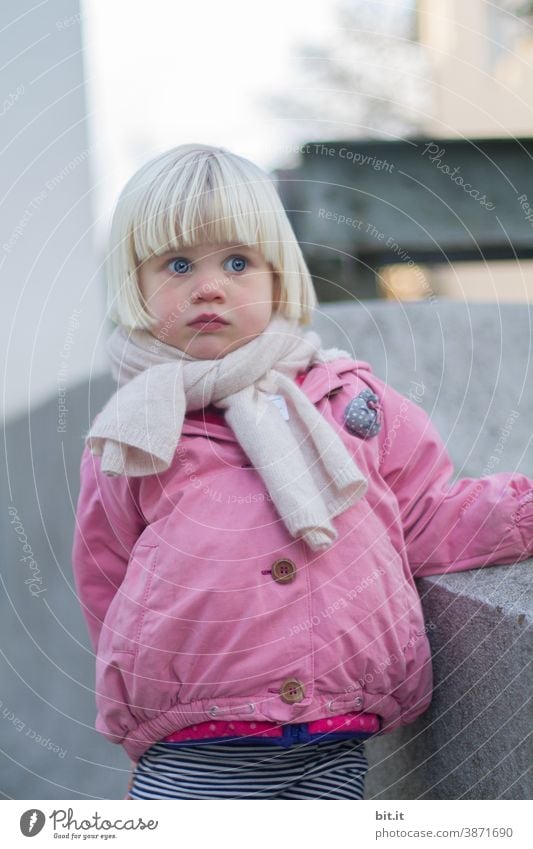 Träumerle... Kind Kindheit klein Kleinkind Mädchen mädchenhaft Mensch niedlich träumen verträumt Tagtraum tagträumen Tagträumer beobachten Blick kulleräugig