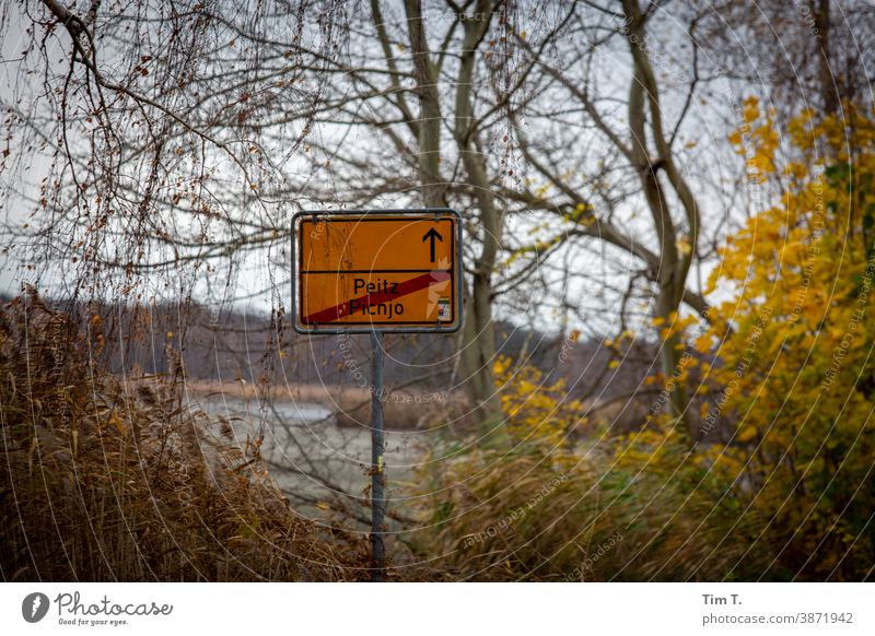 Ortsausgangsschild Peitz im Herbst Lausitz Brandenburg Schilder & Markierungen Ortsschild Menschenleer Außenaufnahme Farbfoto Tag Straße Verkehrswege