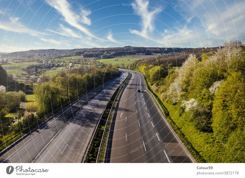 Autobahn-Landschaft Deutschland reisen Geschwindigkeit Fahrzeug PKW Straße Verkehr Bewegung Asphalt Laufwerk Himmel Fernstraße Transport Europa blau Lastwagen