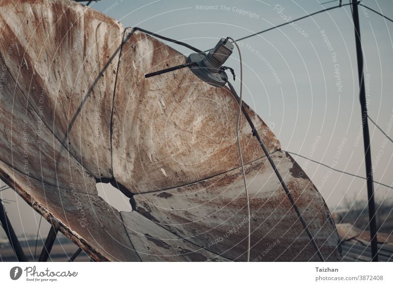 Parabolrinnen-Satellitenempfänger auf einem Dach, mit der Zeit verrostet Fernsehen Fenster dreckig Technik & Technologie Kabel alt Wand Architektur Speise