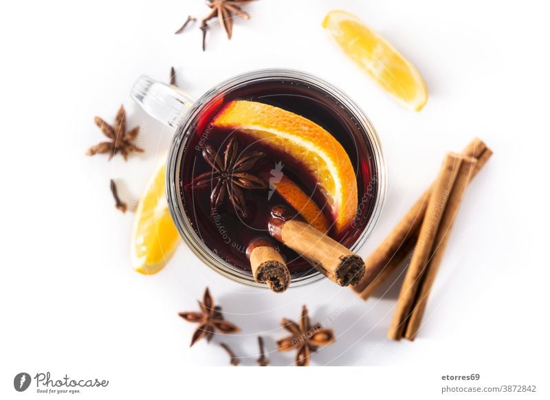 Traditioneller Glühwein mit Gewürzen Alkohol Anis Getränk Feier Weihnachten Zimt lecker trinken festlich Glas Feiertag heiß vereinzelt überdacht orange rustikal