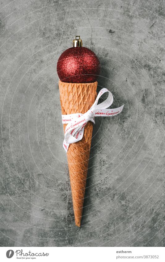 Hintergrund des Weihnachtskonzepts. Rote Weihnachtskugel in Eistüte Weihnachten Weihnachtshintergrund Rote Kugel zu Weihnachten lecker Gebäck Bonbon Speiseeis