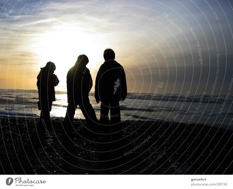 kids Gezeiten Wellen Küste Strand Sonnenuntergang Dämmerung Reflexion & Spiegelung Silhouette 3 Kind Spielen Abenteuer erleben Ereignisse