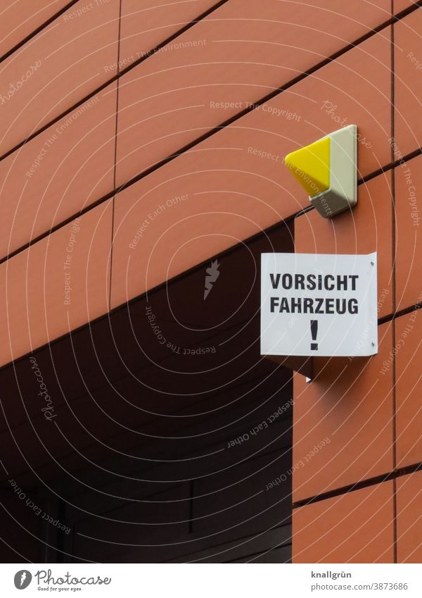 Vorsicht Fahrzeug! Schild an einer Hauseinfahrt Schilder & Markierungen Warnschild Hinweisschild Warnhinweis Sicherheit Gefahr Warnung gefährlich Risiko Verkehr