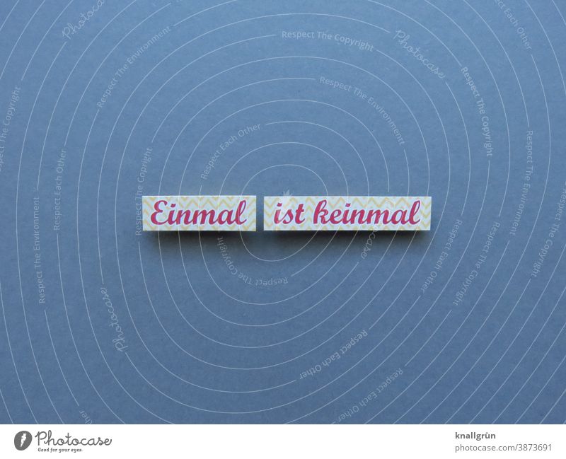 Einmal ist keinmal Sprichwort Redewendung Redensart Buchstaben Wort Satz Letter Typographie Text Sprache Schriftzeichen Lateinisches Alphabet Kommunikation